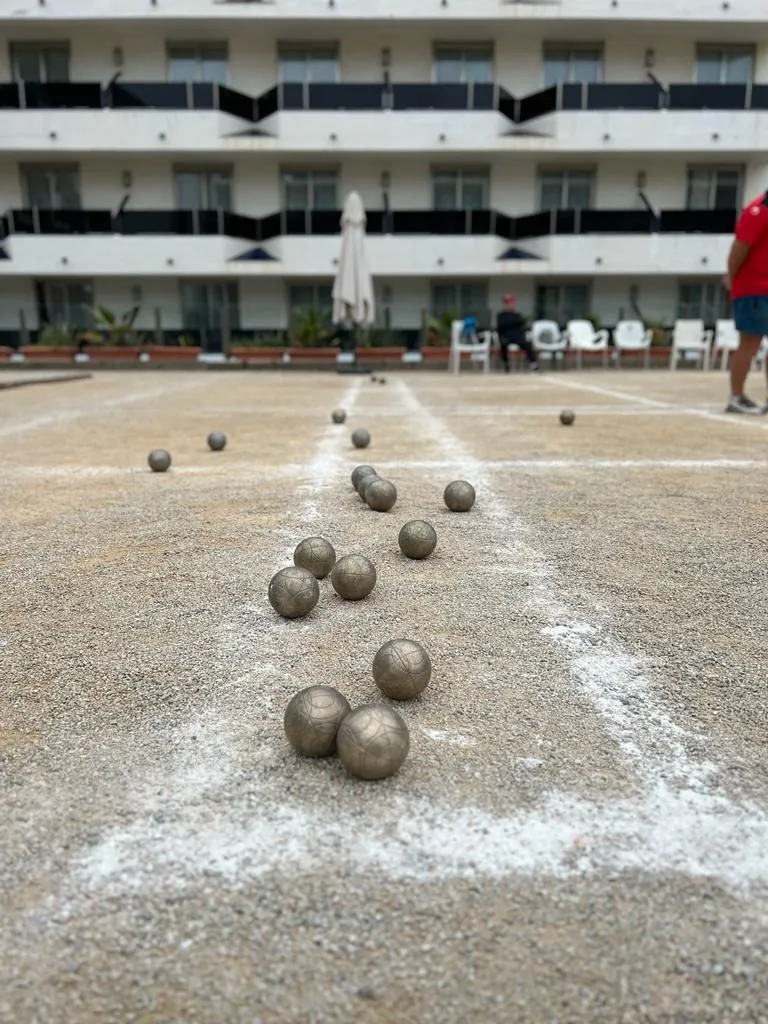 Bocce allineate su un campo segnato con linee bianche