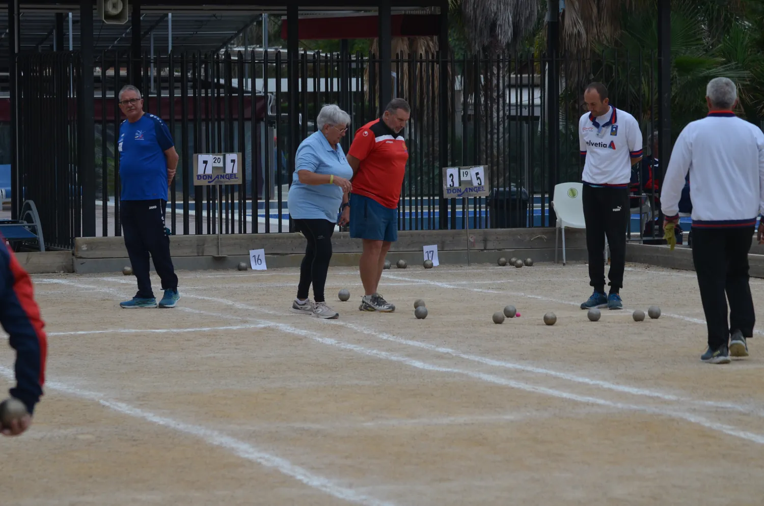 Giocatori di bocce seguono una partita sui campi segnati di Santa Susanna