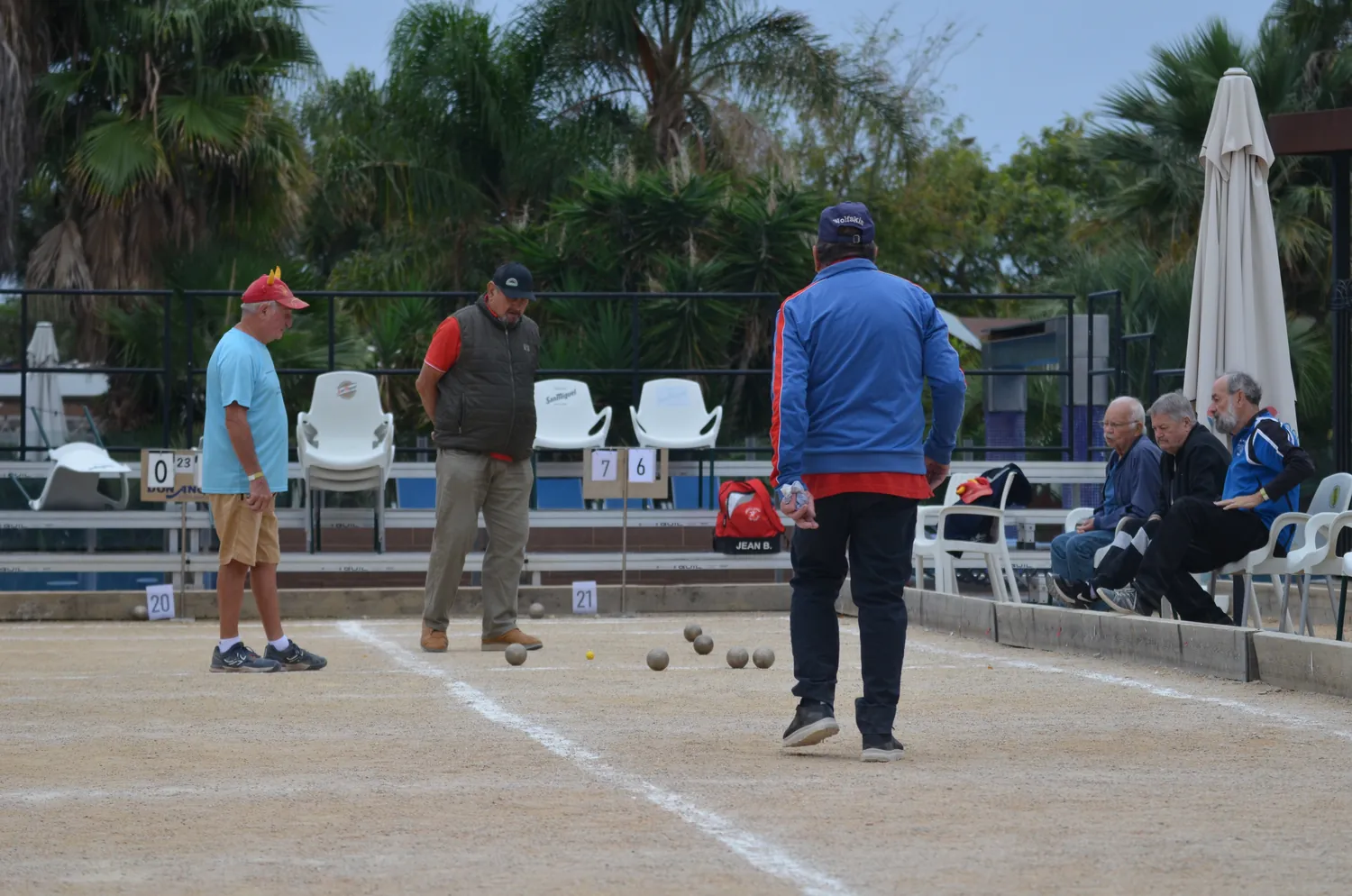 Partita di bocce sui campi accanto all’hotel a Santa Susanna