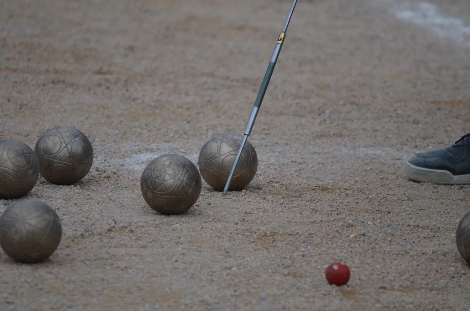 Misurazione con l’asta tra le bocce e il pallino rosso