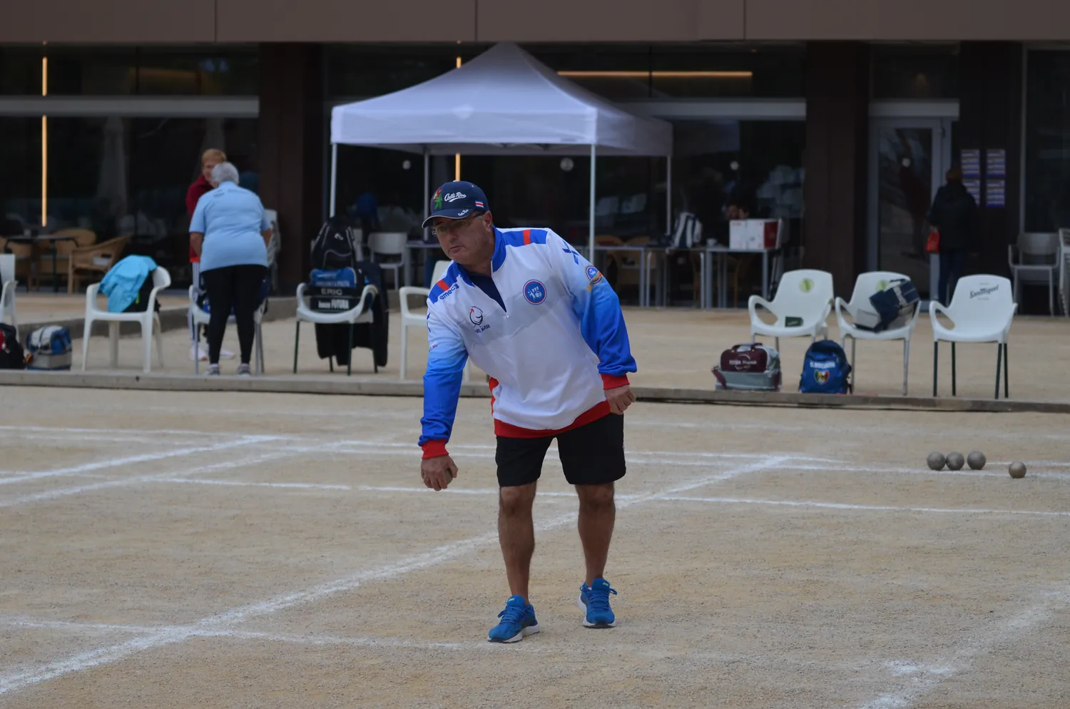 Giocatore di bocce in corsa sul campo segnato durante il torneo