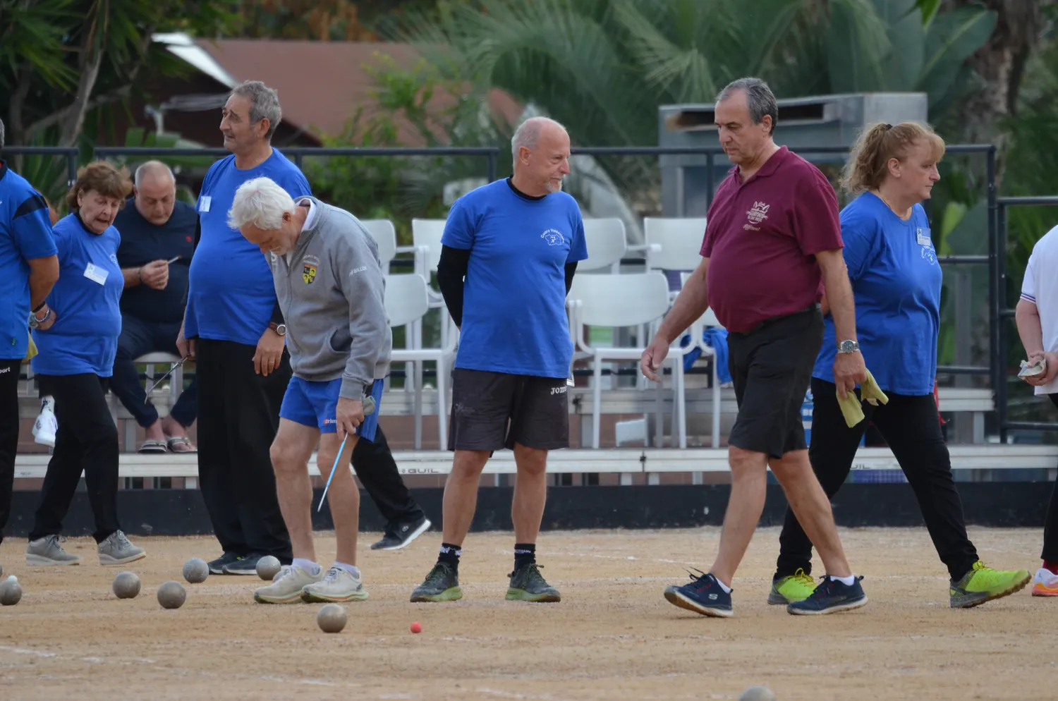 Giocatori di bocce in piena partita a Santa Susanna