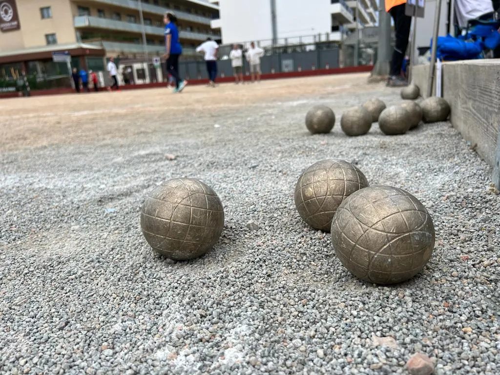 Bocce sul campo di ghiaia al torneo di Santa Susanna