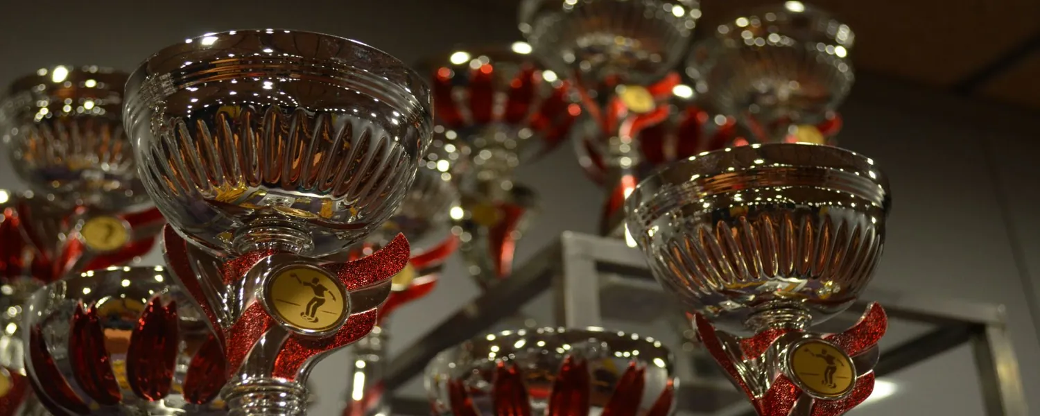 Copas y trofeos preparados para la entrega de premios del torneo de petanca