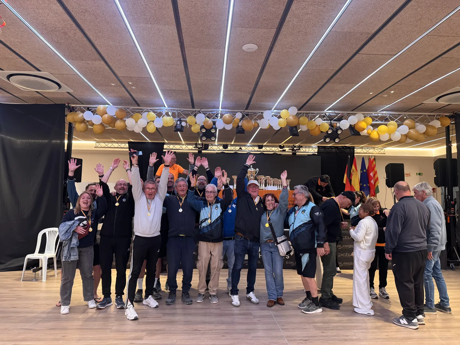 Equipo celebrando su premio en la gala de clausura del torneo de Santa Susanna