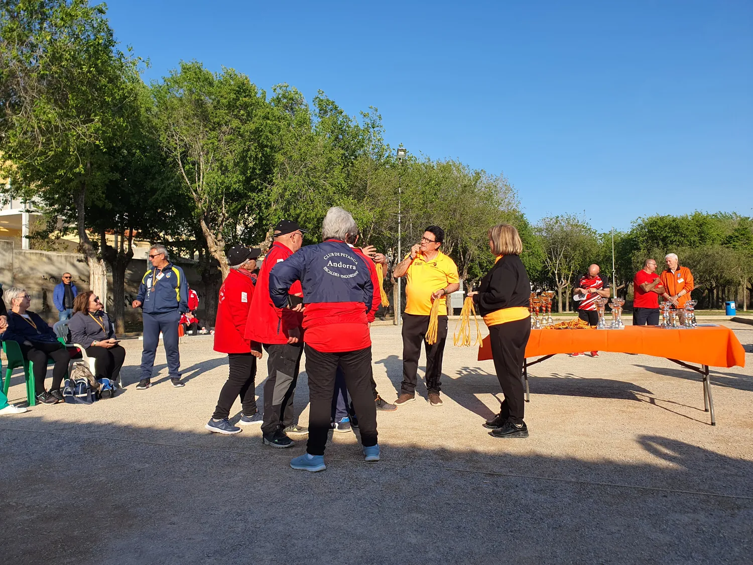 Entrega de trofeos al aire libre en el torneo de petanca de Peñíscola