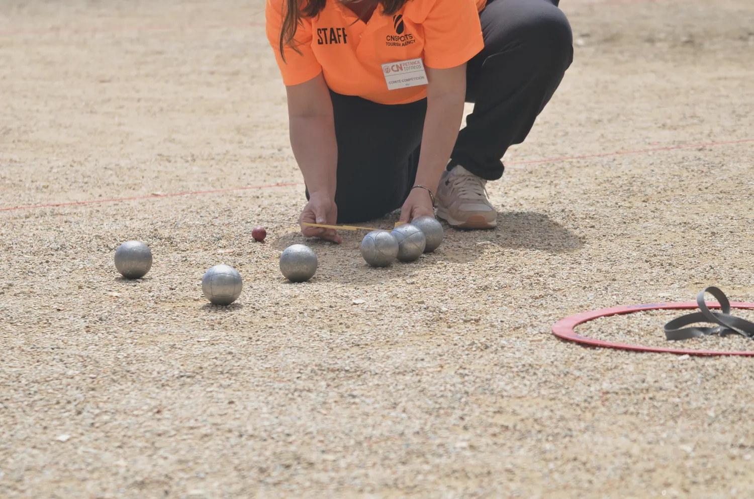 Mesure d'une boule pendant un concours de pétanque