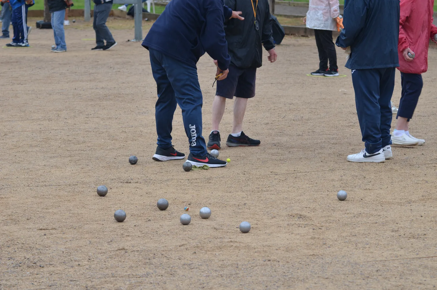 Boules sur le terrain pendant que les joueurs décident du coup à Peñíscola