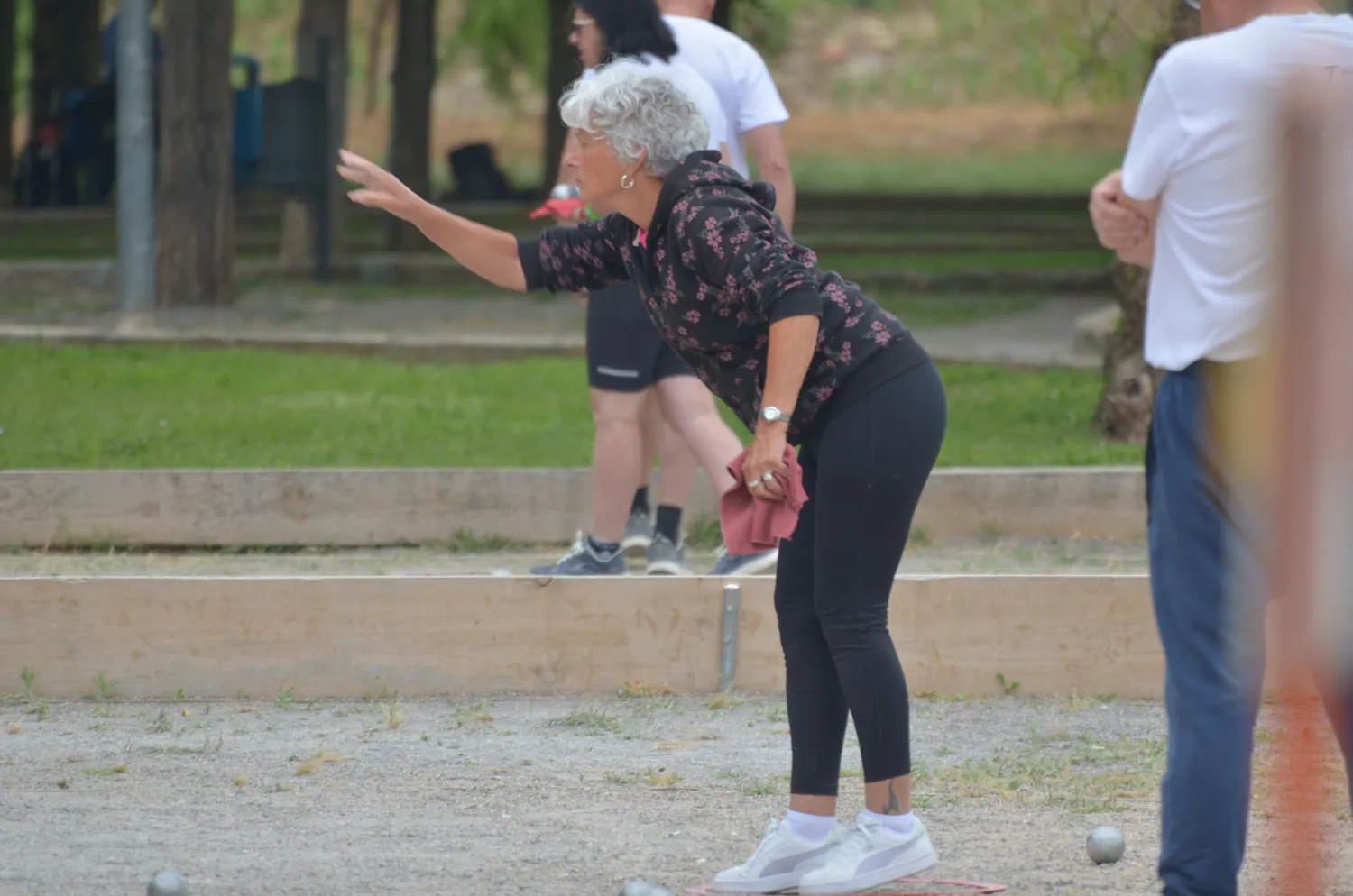 Joueuse lançant une boule au concours de pétanque de Peñíscola