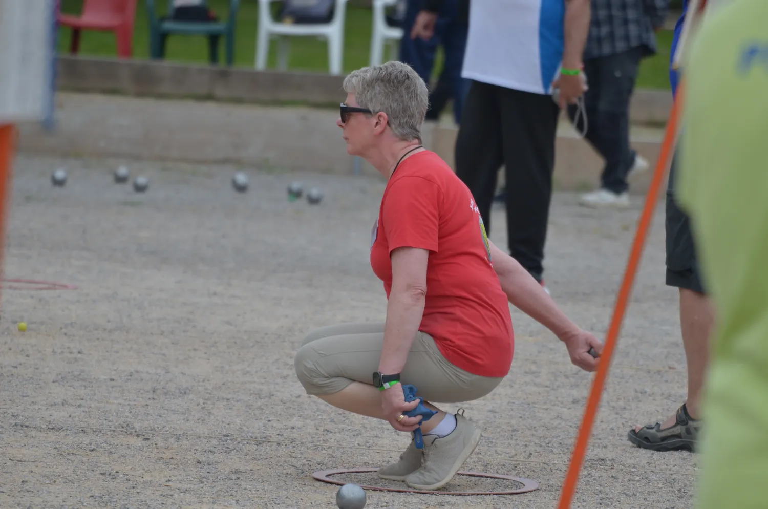 Joueuse accroupie qui vise avant de lancer au concours de Peñíscola