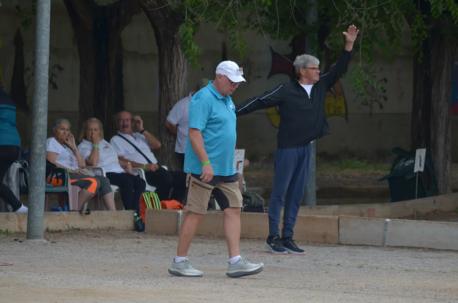 Joueurs sur le terrain et public à l’ombre au concours de Peñíscola