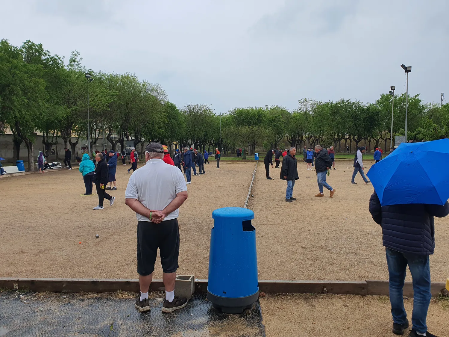 Terrains de pétanque arborés de Peñíscola avec des parties en cours