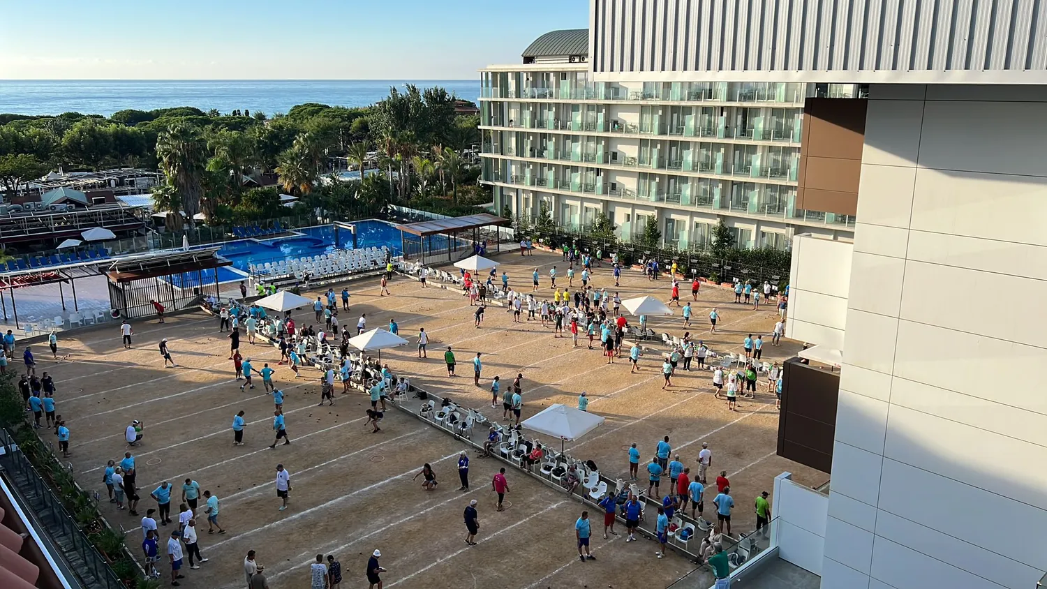 Vista aerea dei campi di petanque vicino all’hotel e al mare a Santa Susanna