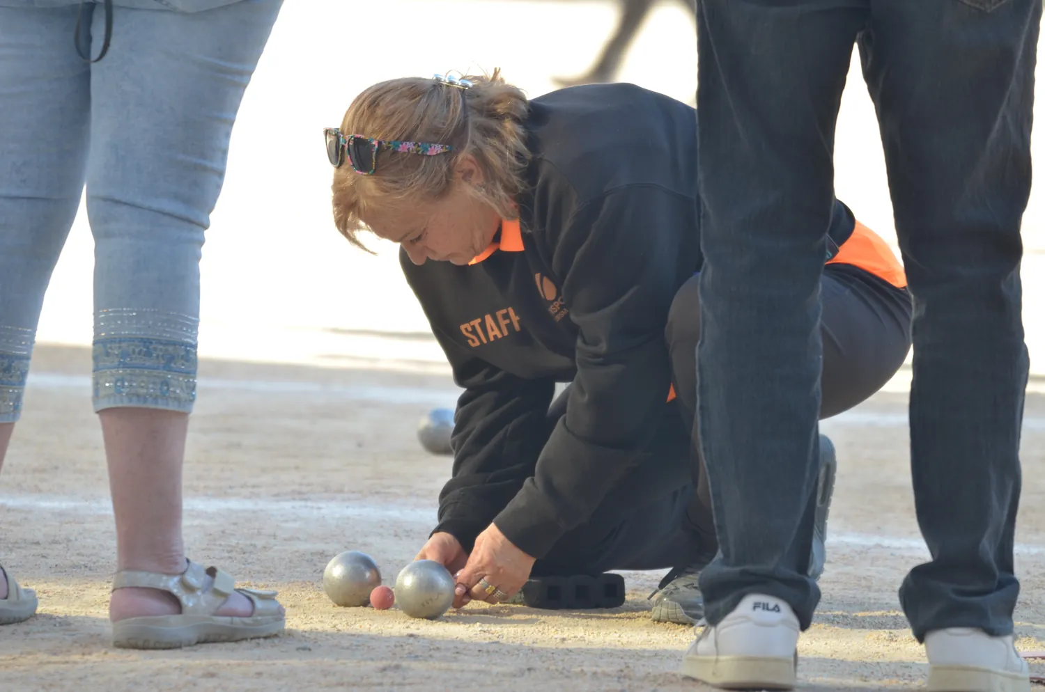Membro dell’organizzazione misura la distanza tra le bocce e il pallino