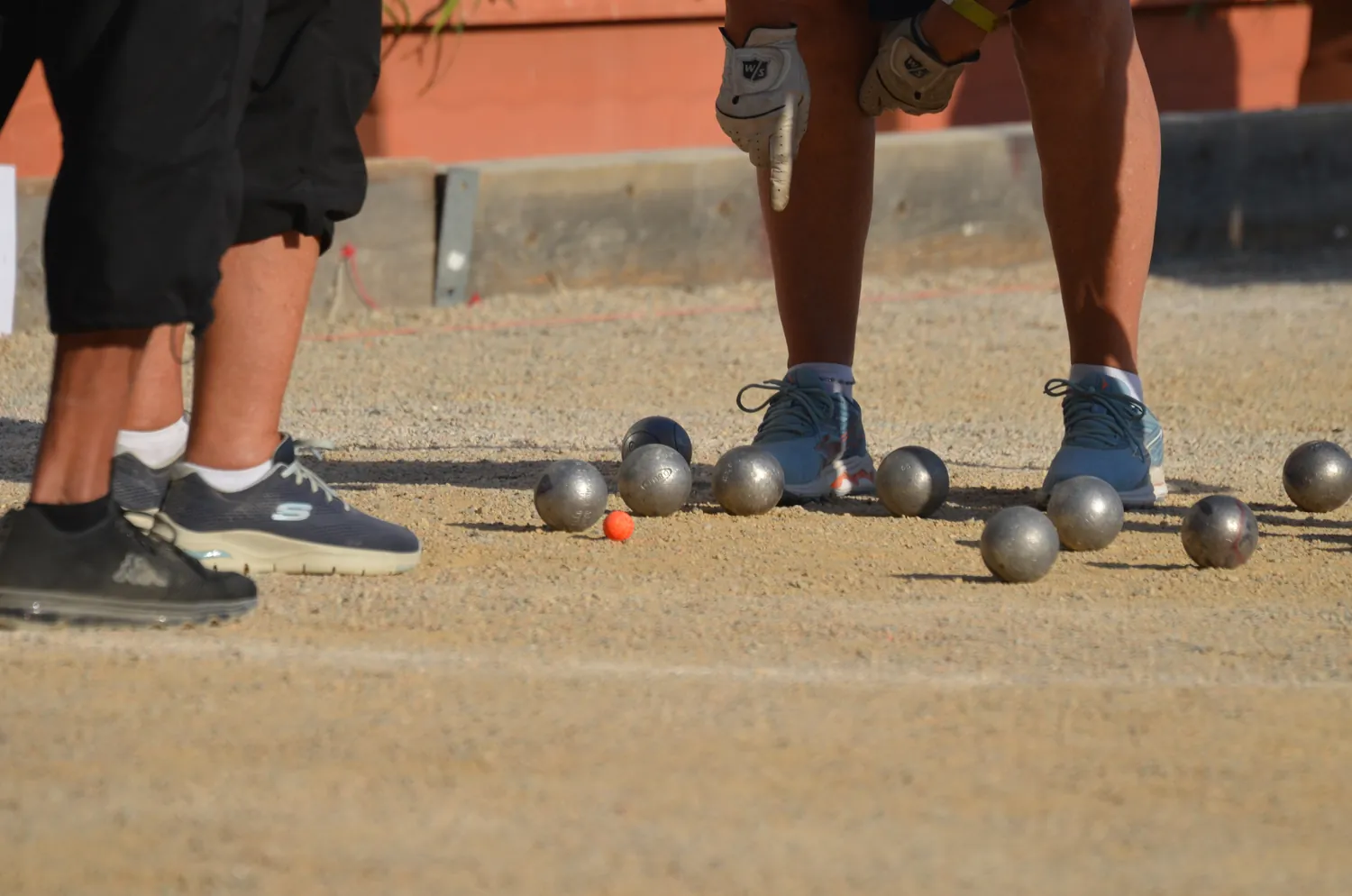 Giocatori intorno alle bocce durante una partita a Santa Susanna