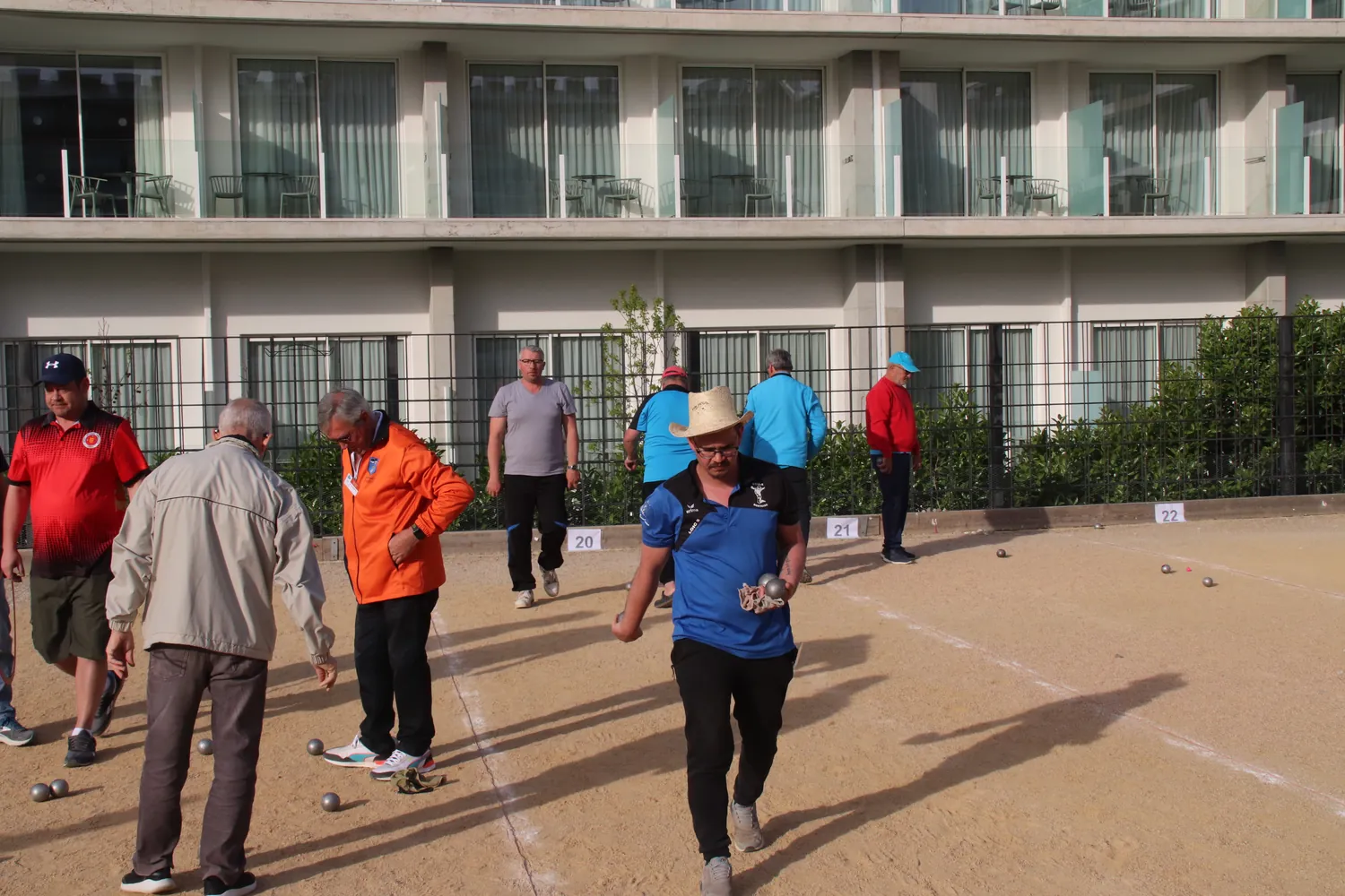 Partite di petanque sui campi accanto all’hotel del torneo a Santa Susanna