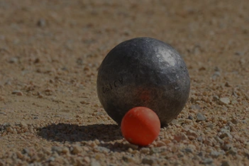 Palla da petanque con un birillo arancione